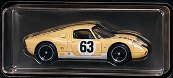 Porsche 904 die-cast a escala 1:64 en su cápsula de exhibición